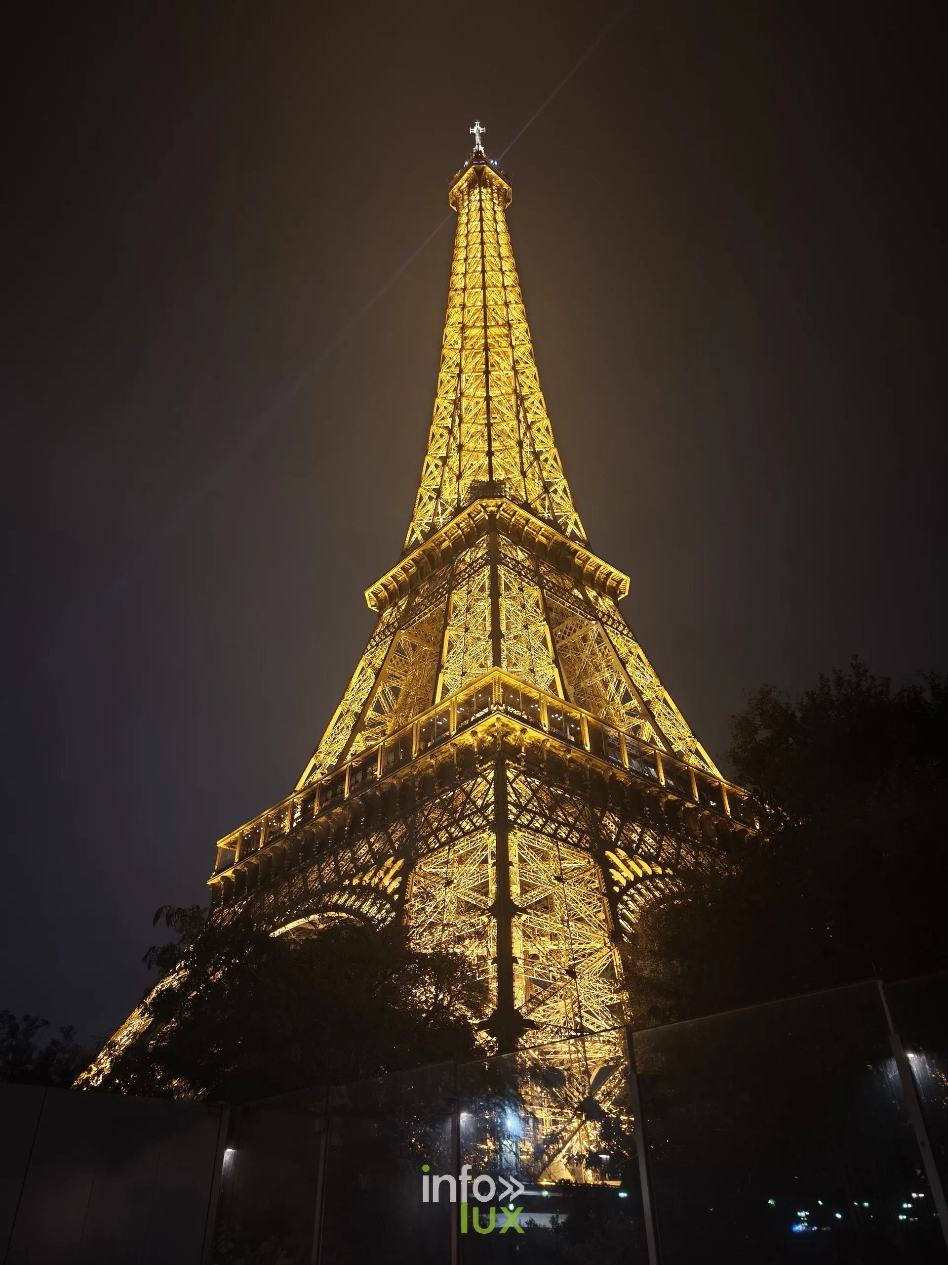 Tour Eiffel scintillante la nuit vue d'en bas