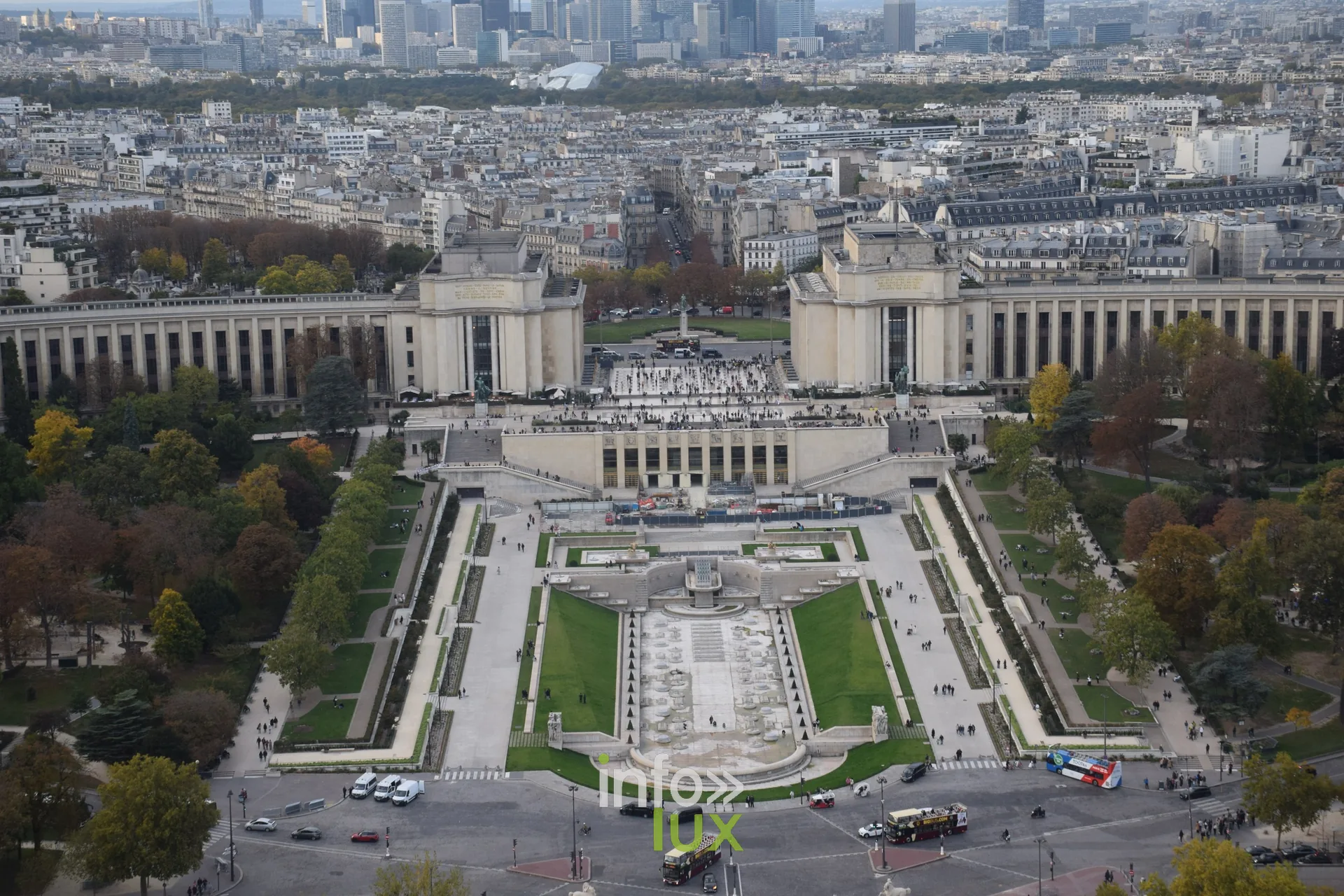 Vue plongeante sur le Trocadero et les jardins depuis la tour Eiffel