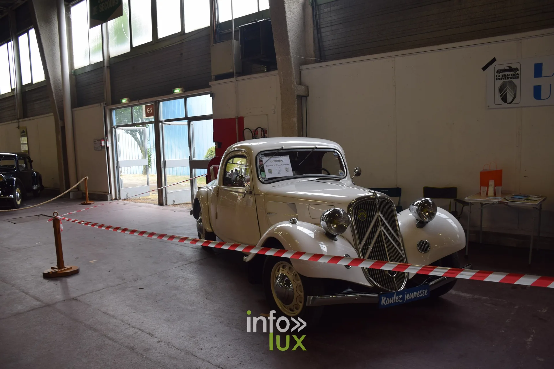 Citroen Traction blanche exposee dans le hall G de la Foire Expo de Nancy