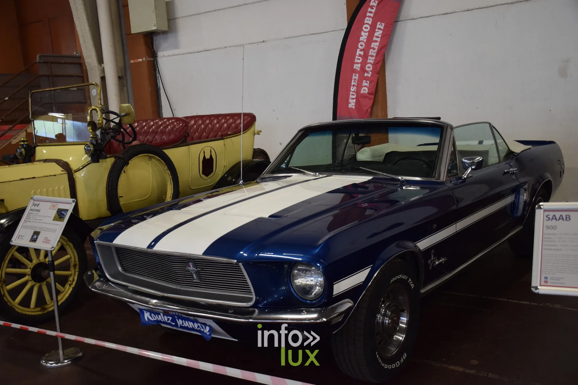 Ford Mustang bleue a bandes blanches exposee dans un hall de la Foire Expo de Nancy