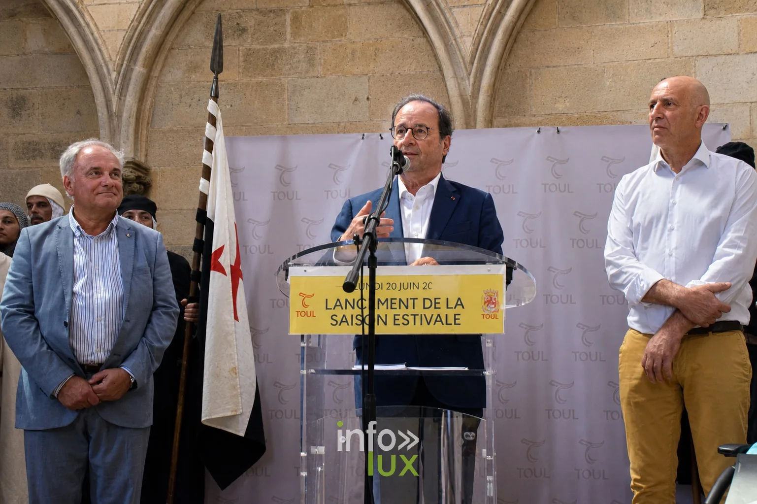 Prise de parole officielle au pupitre dans le cloitre de la cathedrale de Toul lors du Salon du livre