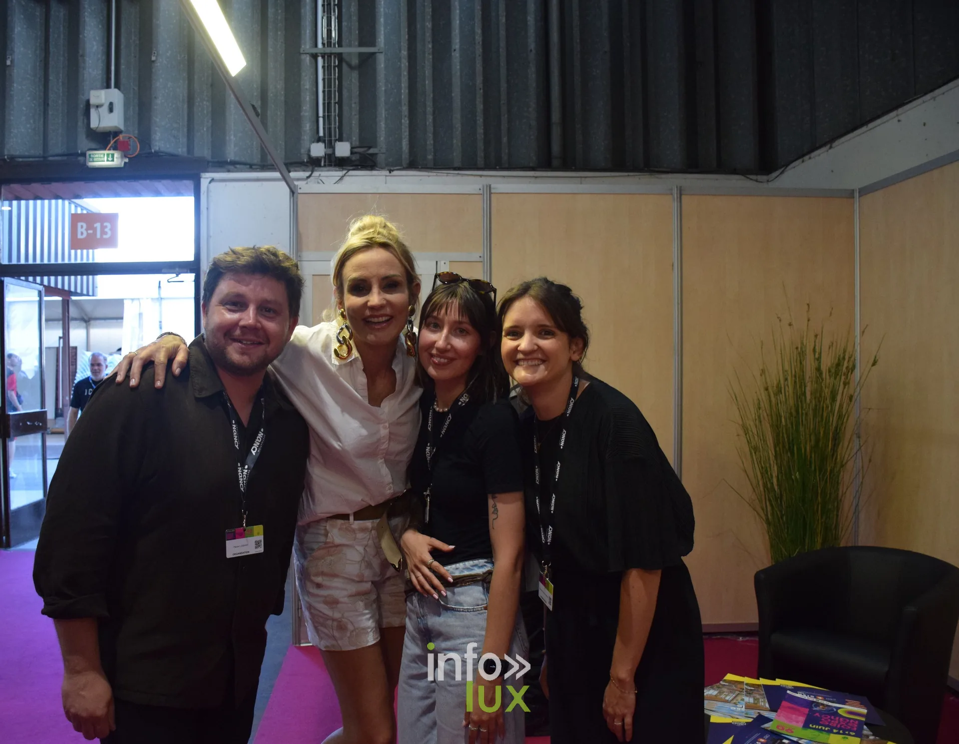 Quatre personnes posant ensemble sur un stand de salon