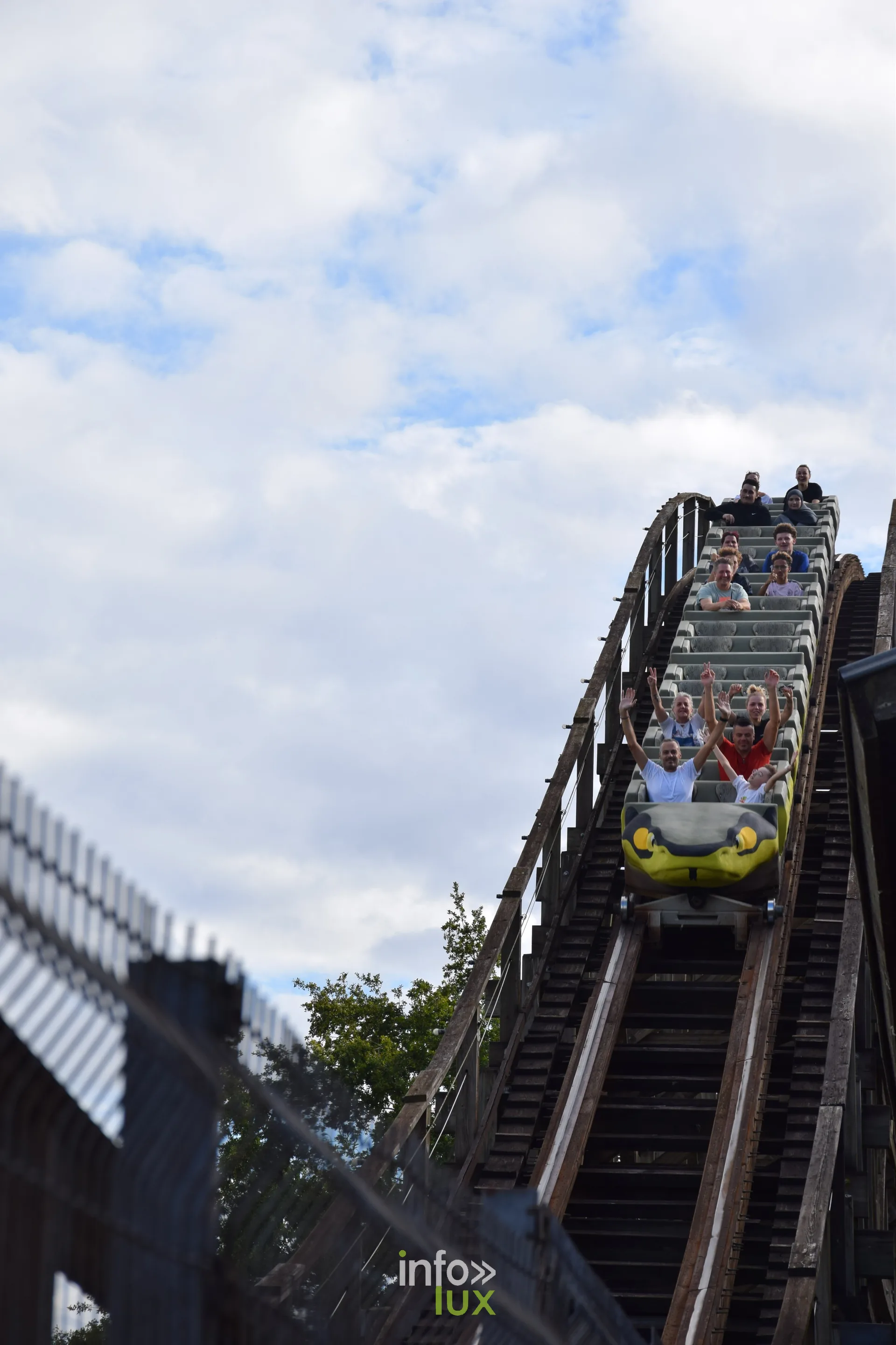 Toboggan aquatique vu du bas avec des visiteurs