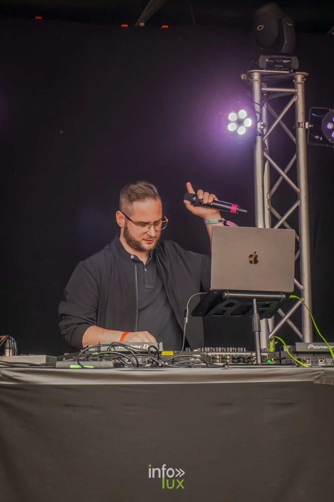 Un DJ aux platines sur la scène de l'Amné'stival