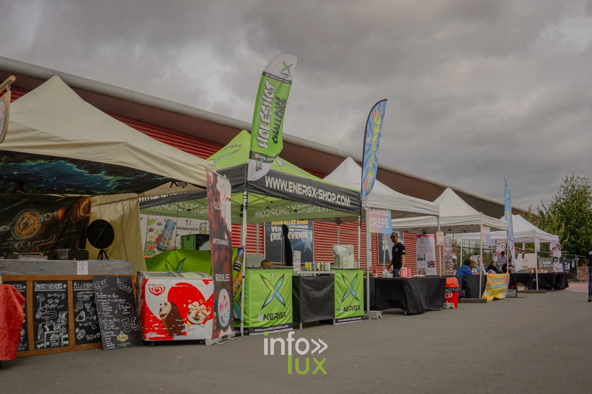Les stands du village de l'Amné'stival sur le Parvis de l'Image