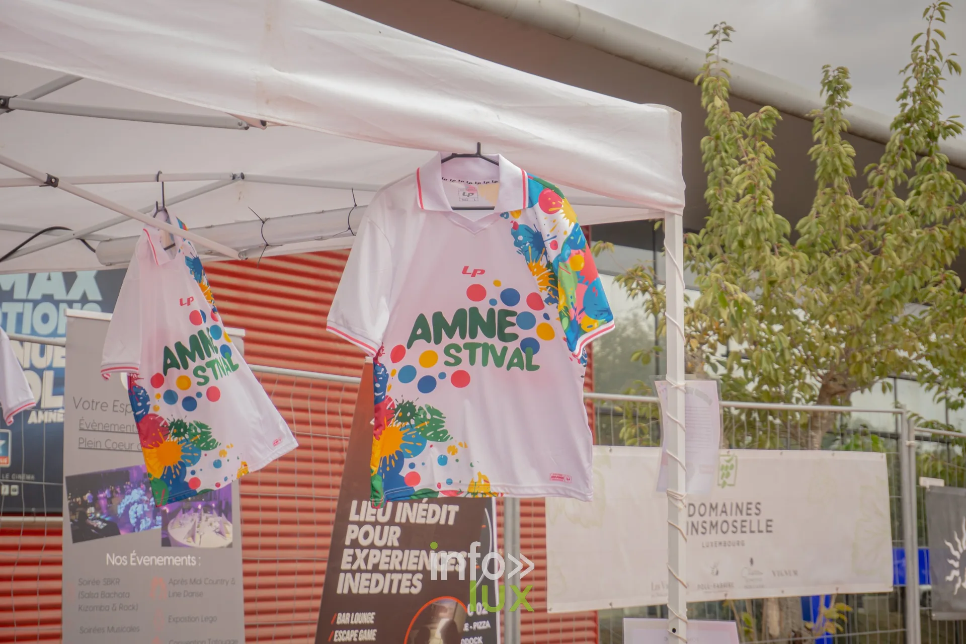 T-shirts de l'Amné'stival exposés au stand du festival