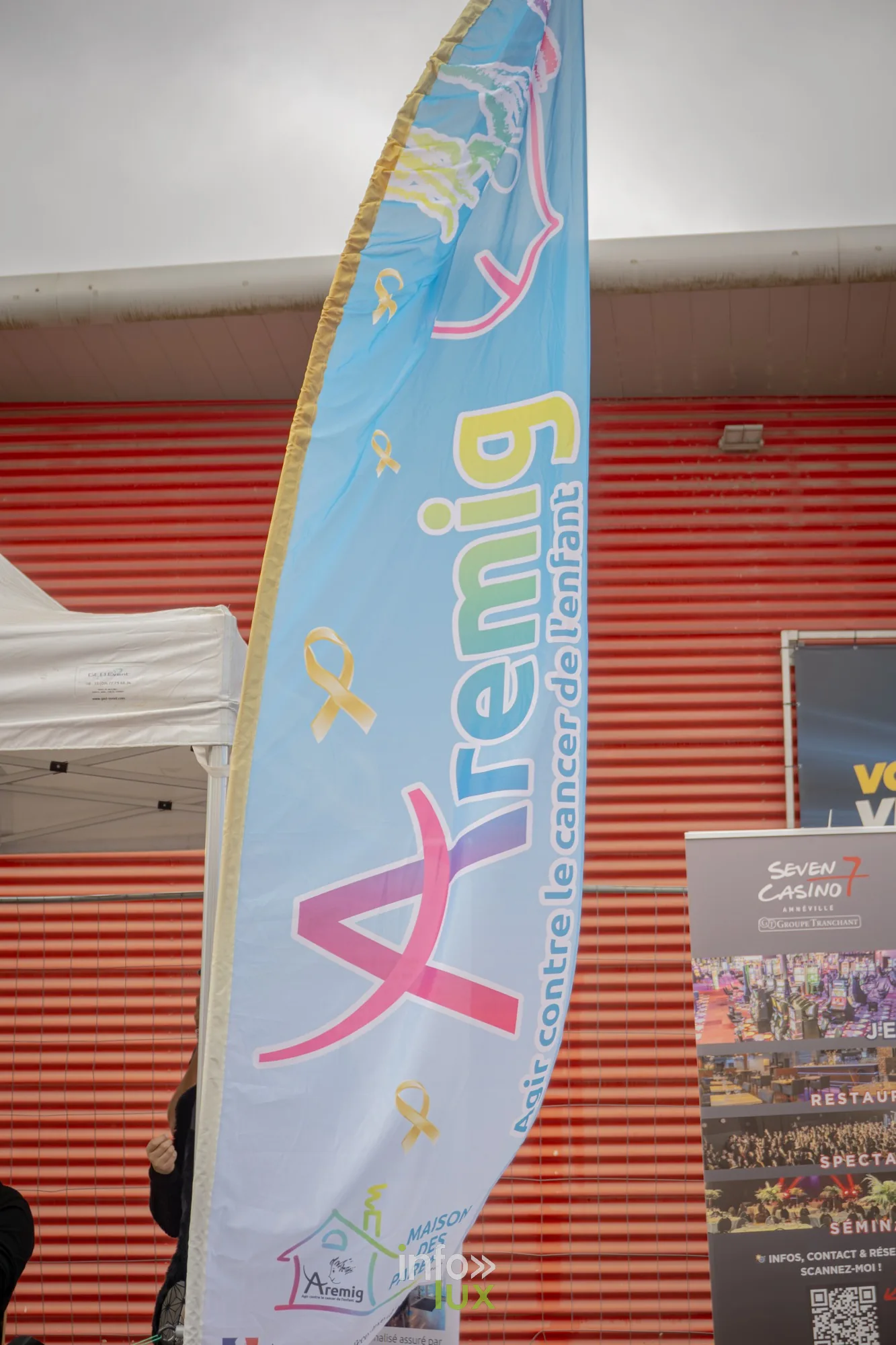 Drapeau de l'Aremig dressé au village de l'Amné'stival