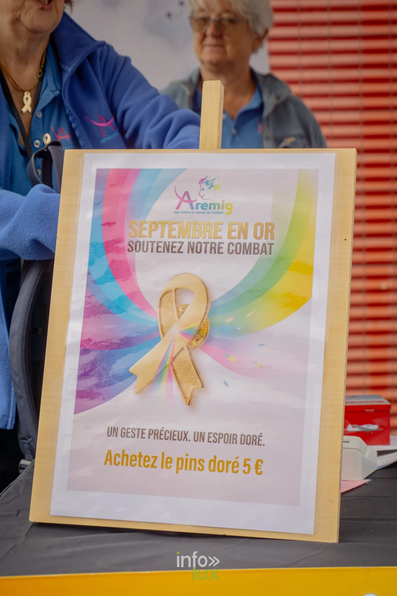 Affiche Septembre en Or de l'Aremig et vente de pins dorés à 5 euros