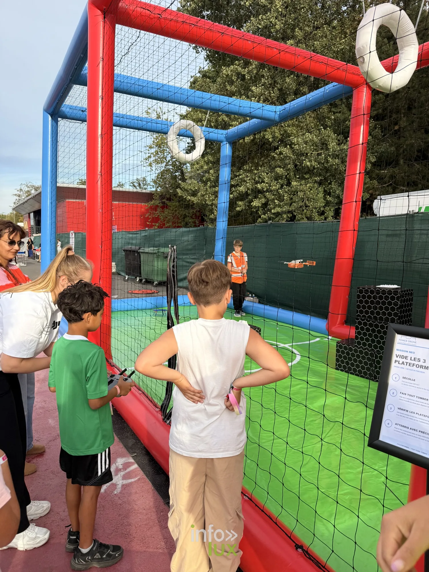 Enfants devant une structure de jeu gonflable à l'Amné'stival