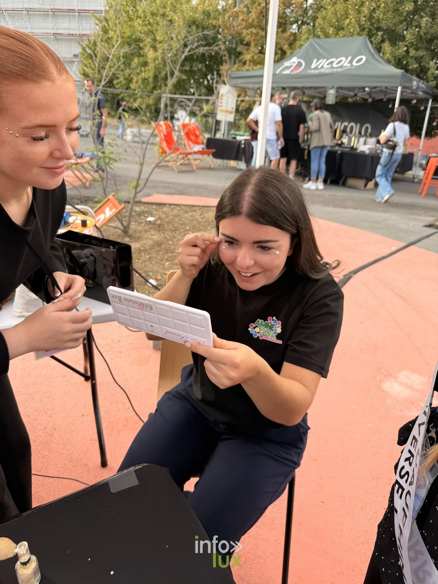 Festivalière au stand de maquillage de l'Amné'stival