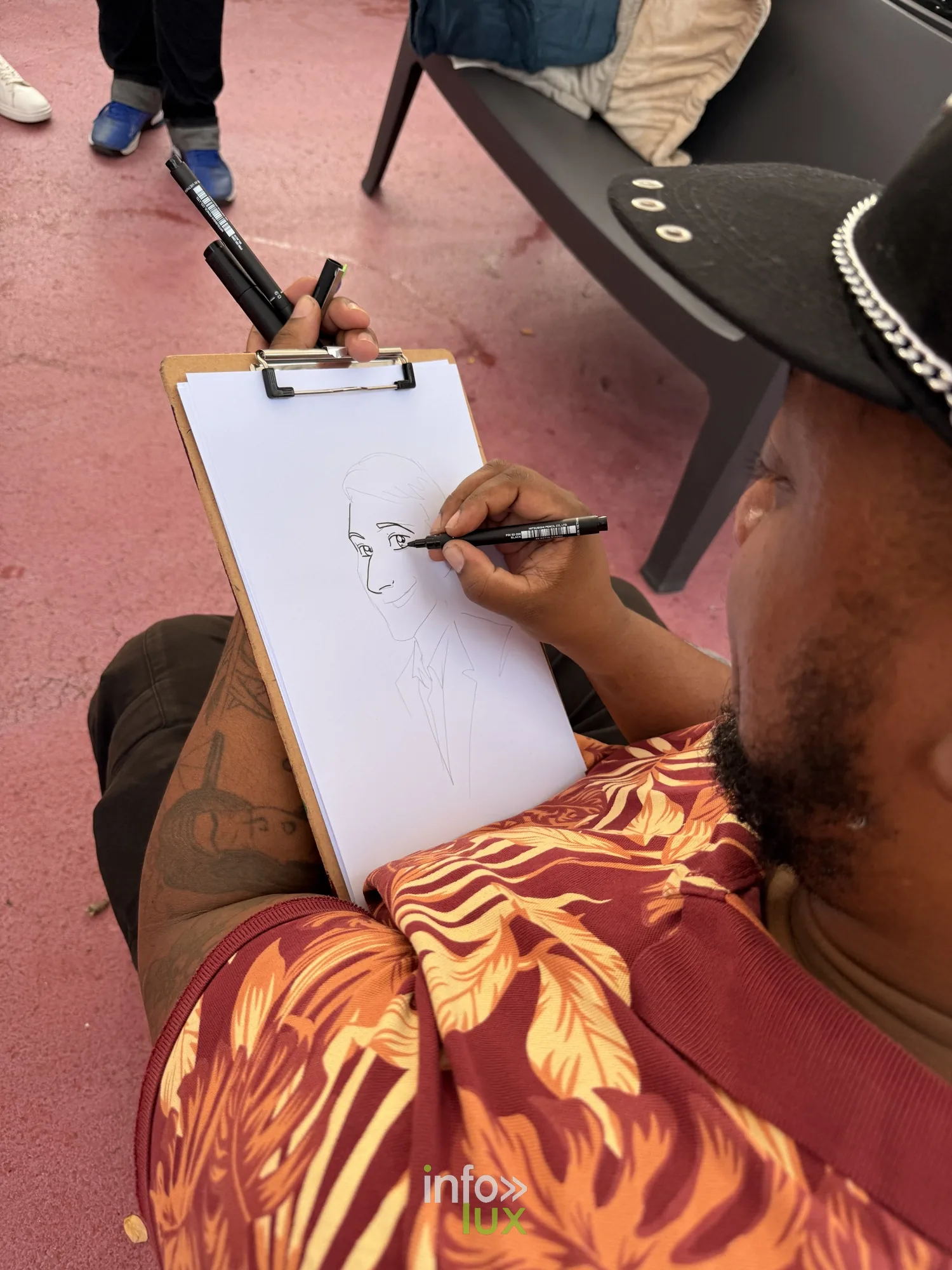 Un caricaturiste dessine au village de l'Amné'stival