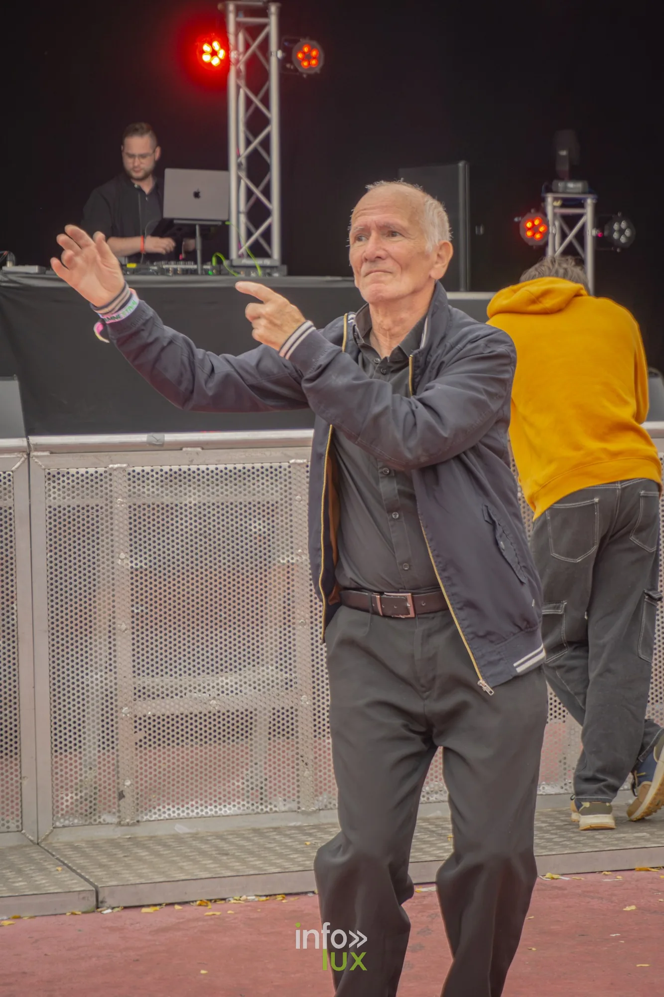 Un festivalier danse devant la scène de l'Amné'stival