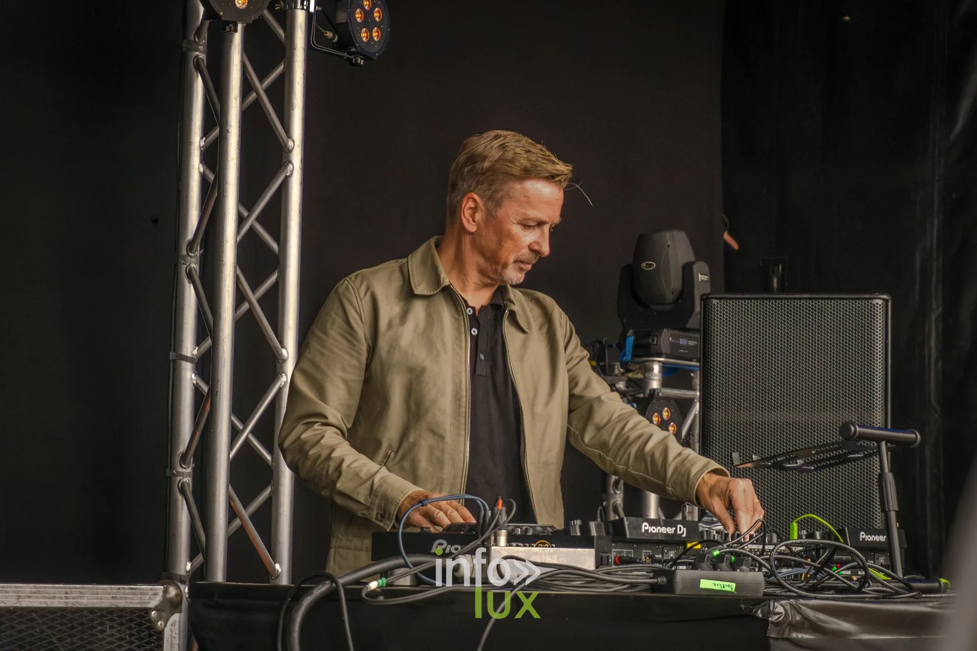 Un DJ derrière ses platines à l'Amné'stival