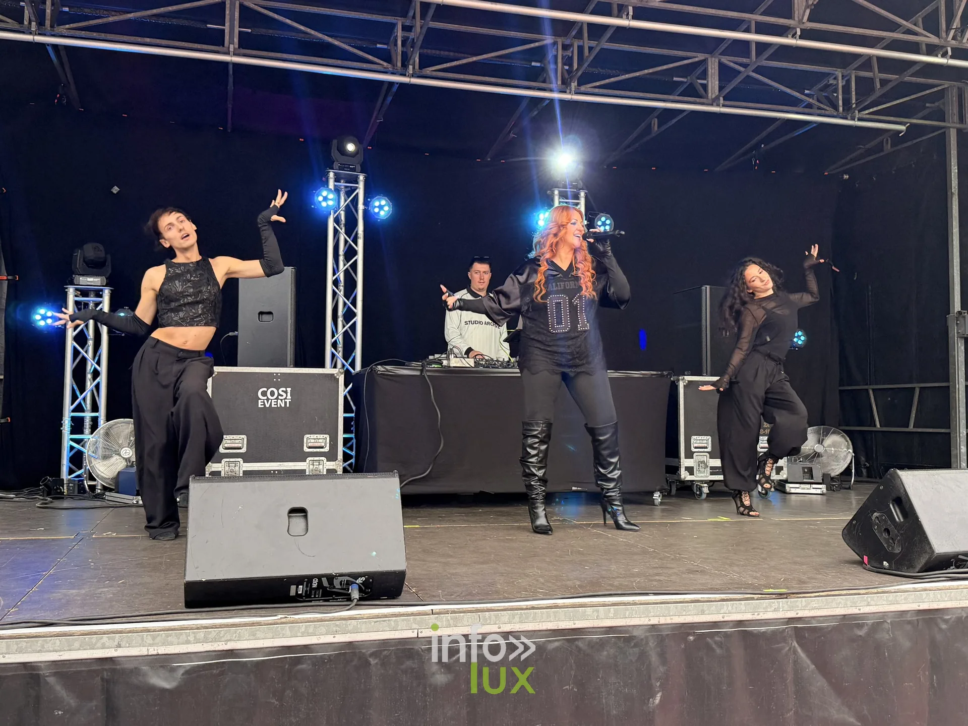 Chanteuse et danseuses sur la scène de l'Amné'stival