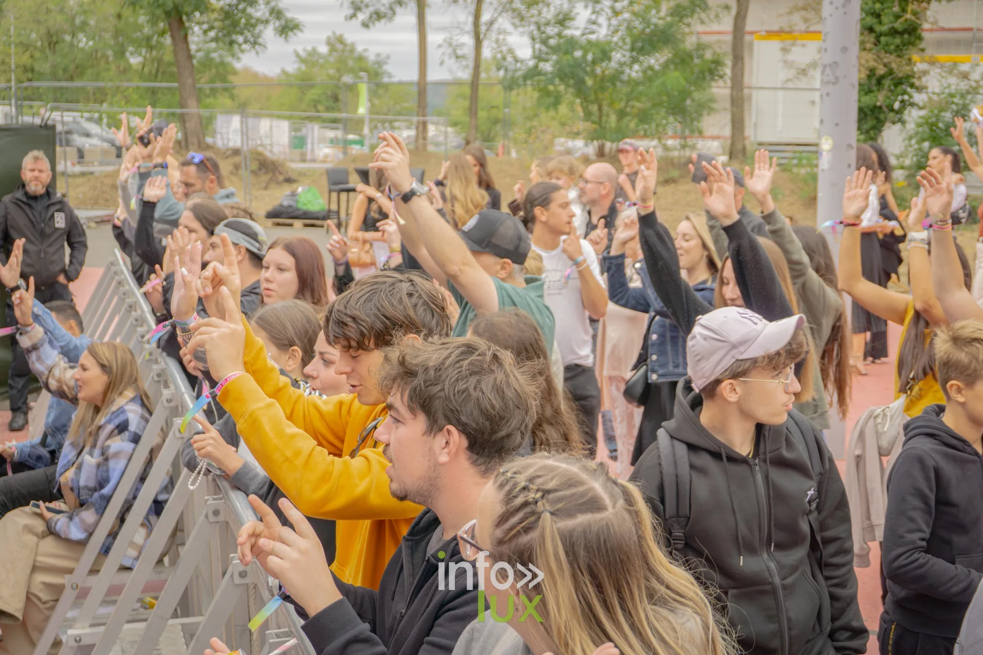 Foule de festivaliers de tous âges devant la scène de l'Amné'stival