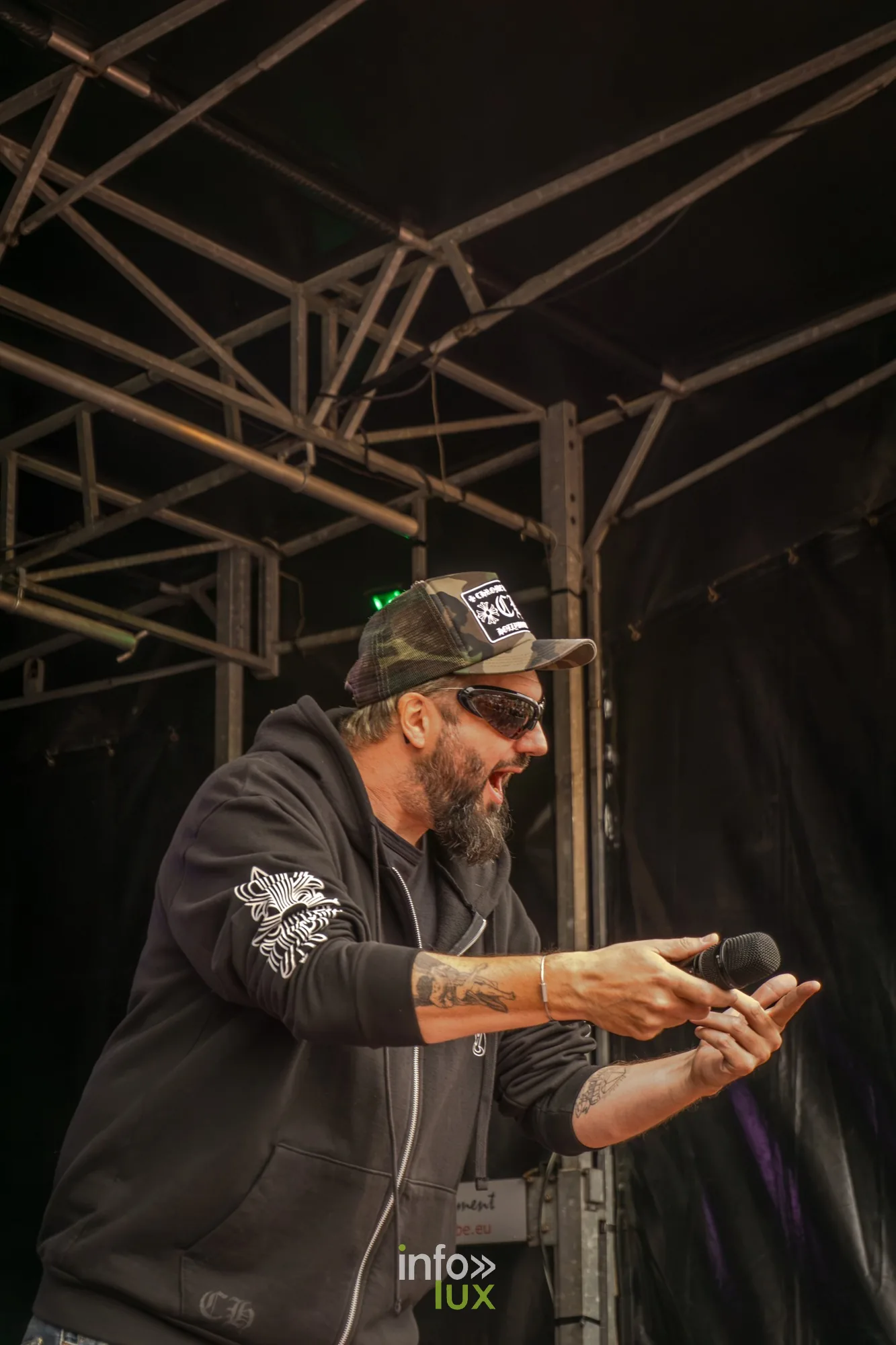 Un rappeur en casquette sur la scène de l'Amné'stival