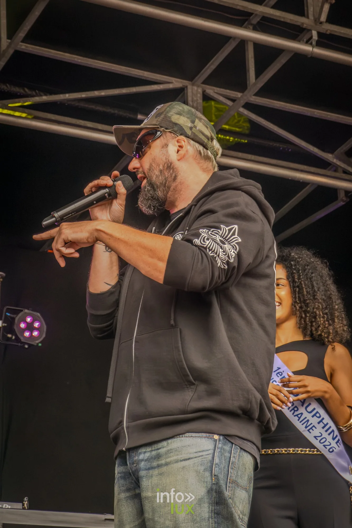 Un rappeur au micro sur la scène de l'Amné'stival