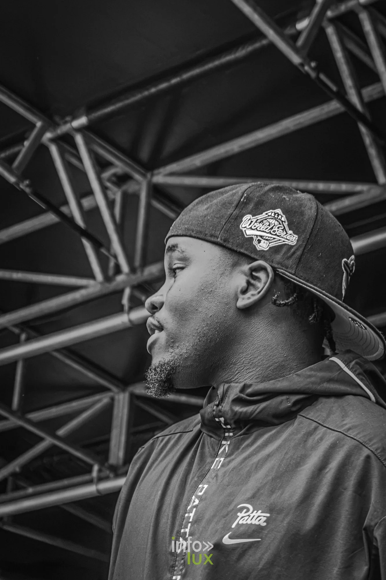 Portrait en noir et blanc d'un rappeur sur la scène de l'Amné'stival