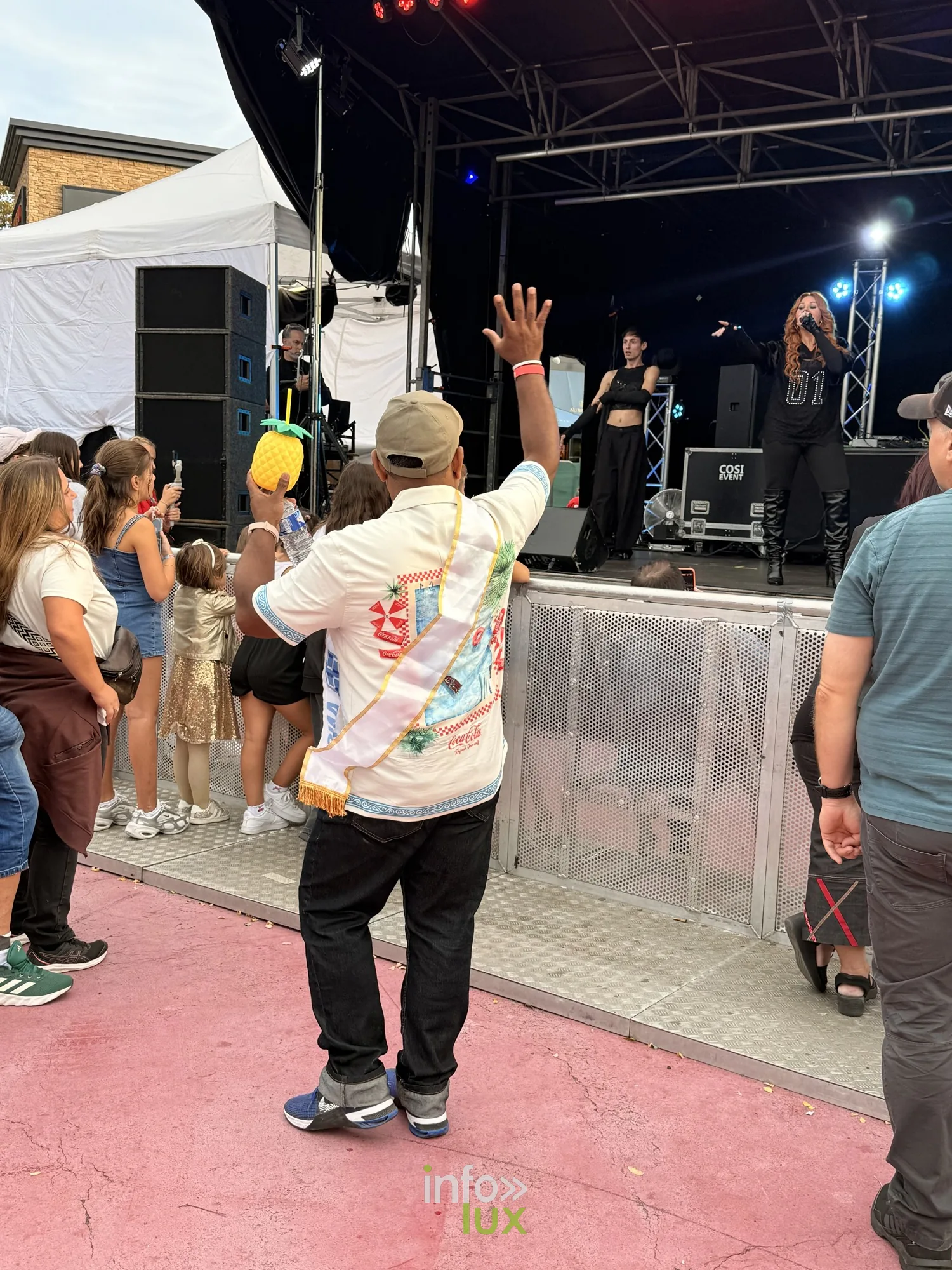 Public face à la scène de l'Amné'stival en fin de journée