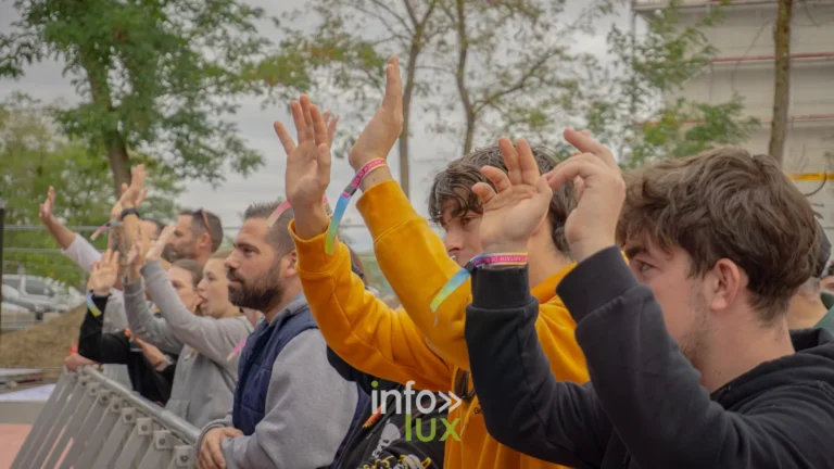 Festivaliers mains levées devant la scène de l'Amné'stival 2026 à Amnéville