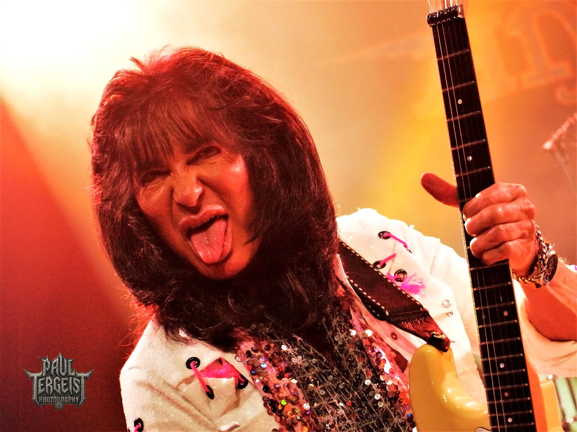 Guitariste du groupe Angel en costume blanc a paillettes au Golden Age Rock Festival 2022 a Liege