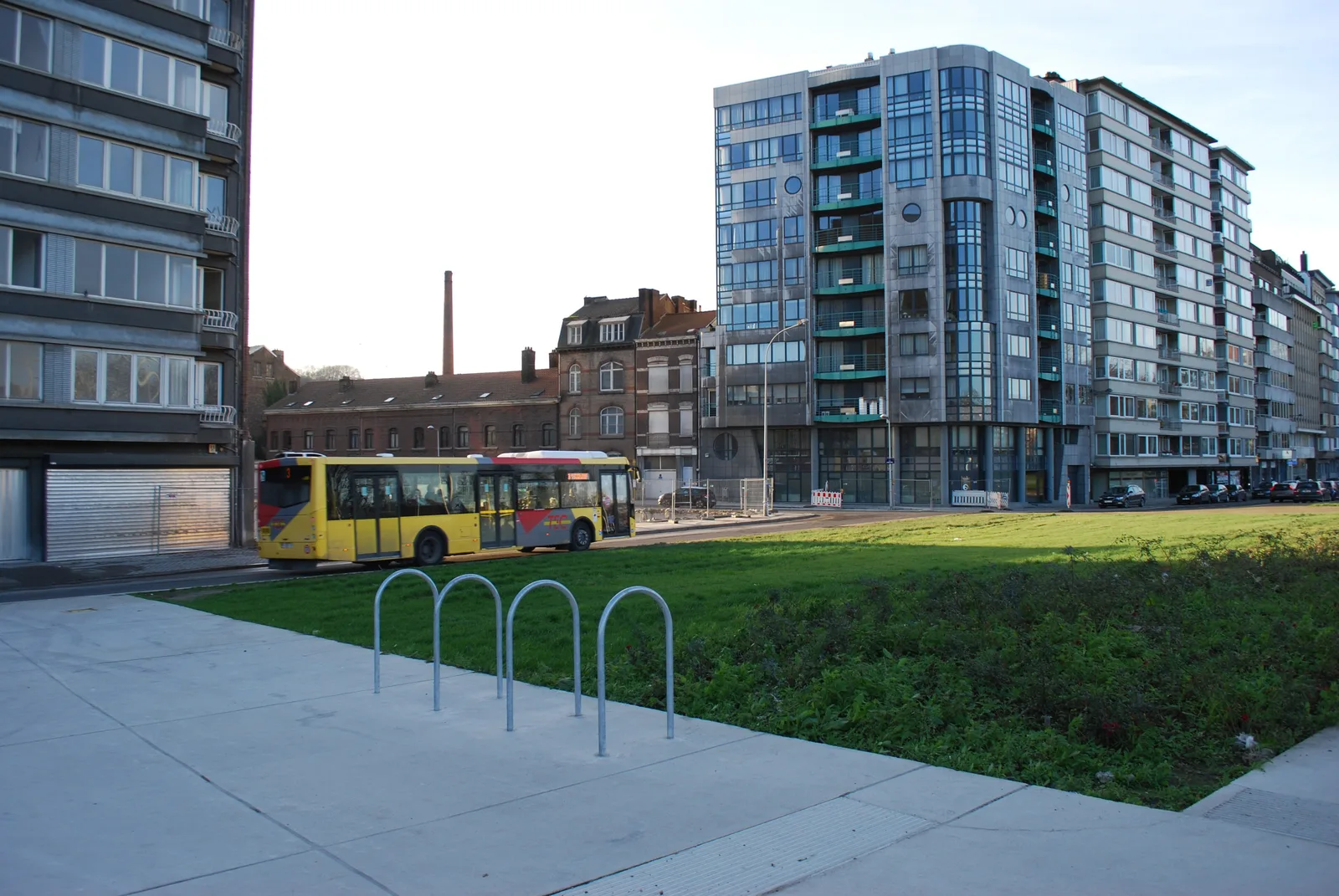 Arceaux à vélos en U renversé sur une esplanade de Liège
