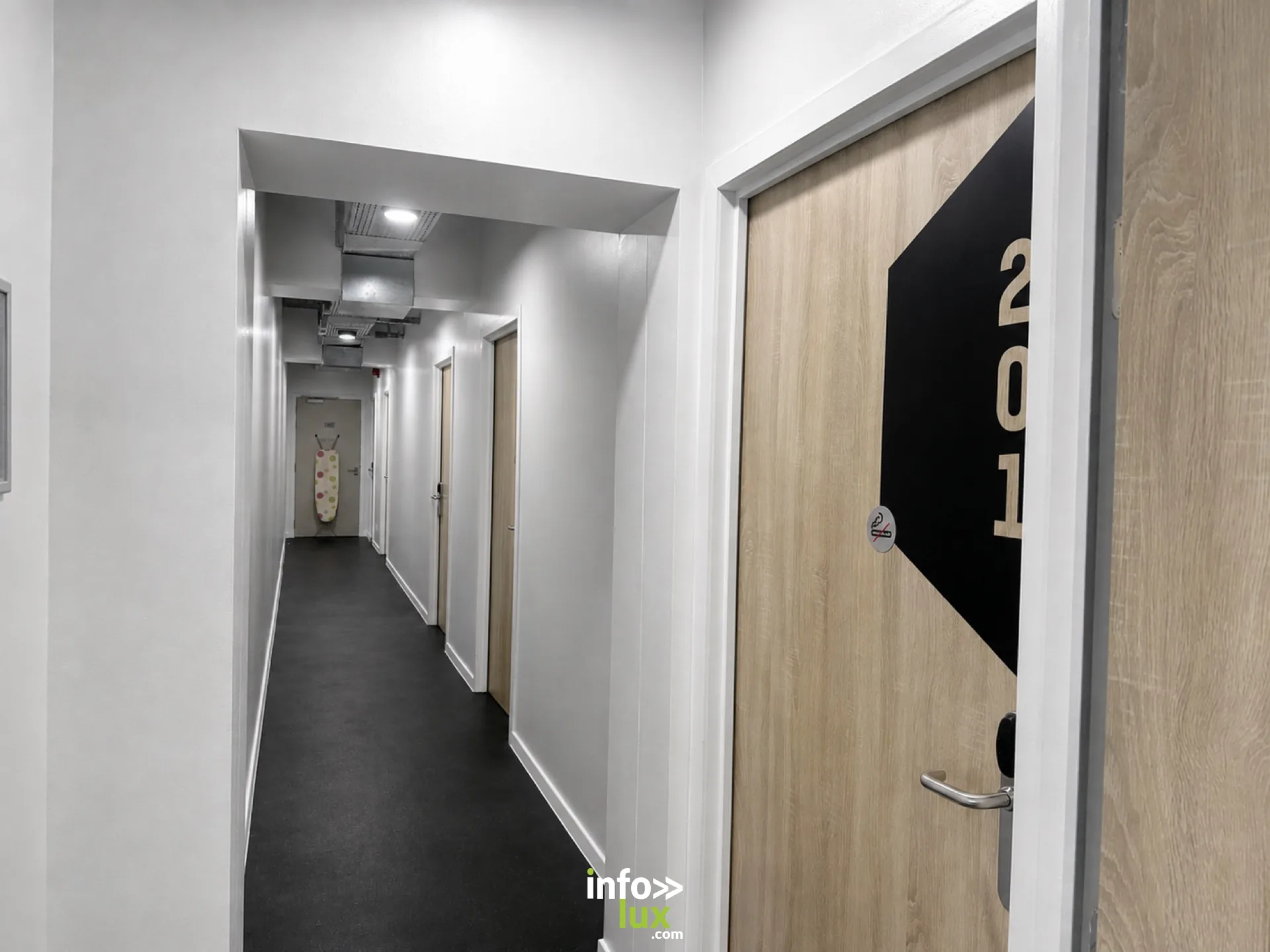 Couloir et chambre de l'Auberge de Jeunesse de Charleroi