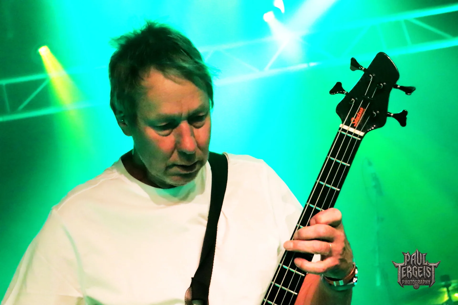 John Rhino Edwards bassiste de Back Street Crawler sous les lumieres vertes au Golden Age Rock Festival 2023