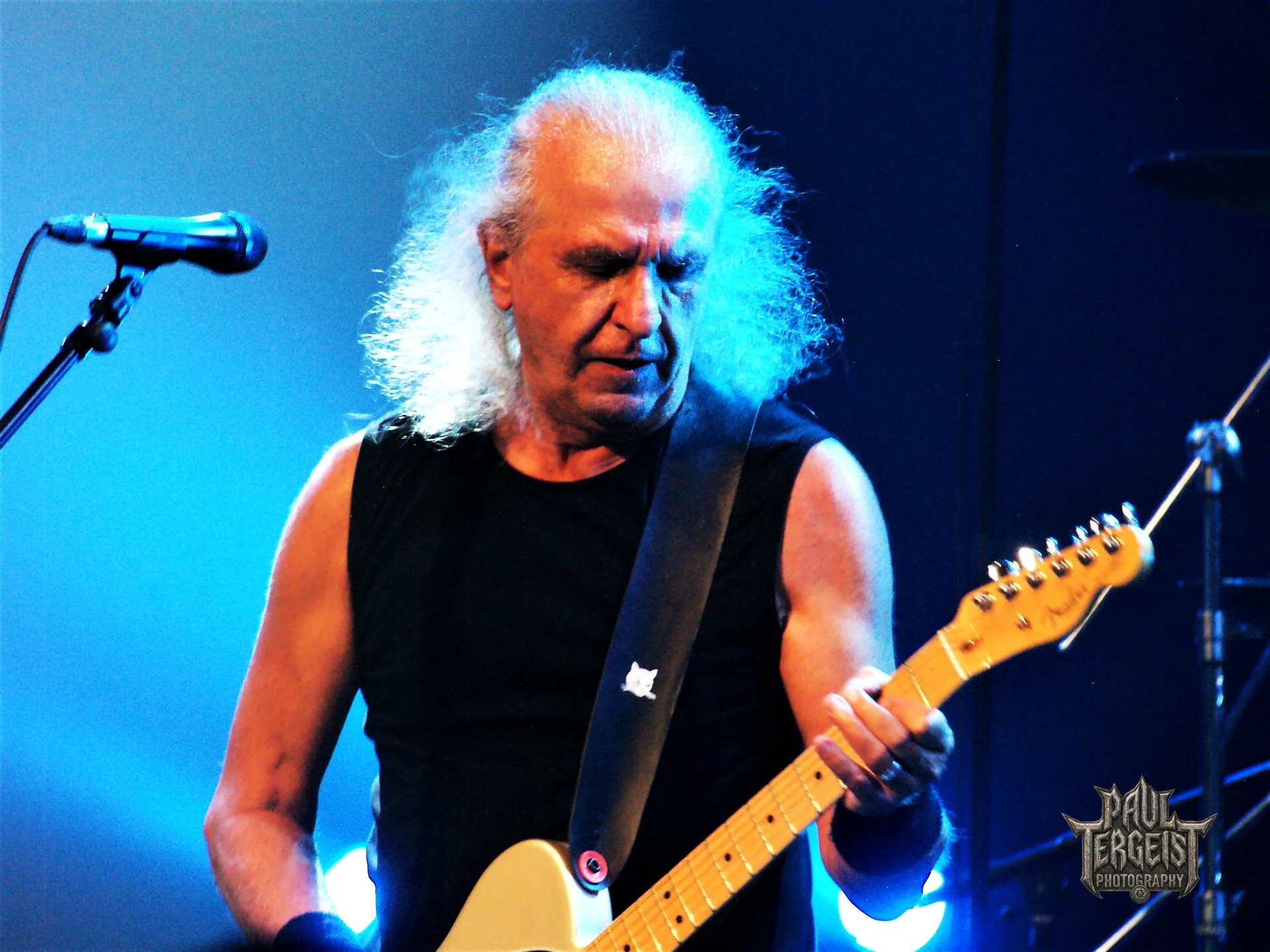 Guitariste chanteur de Baron Rojo en concert au Golden Age Rock Festival 2022 a Liege