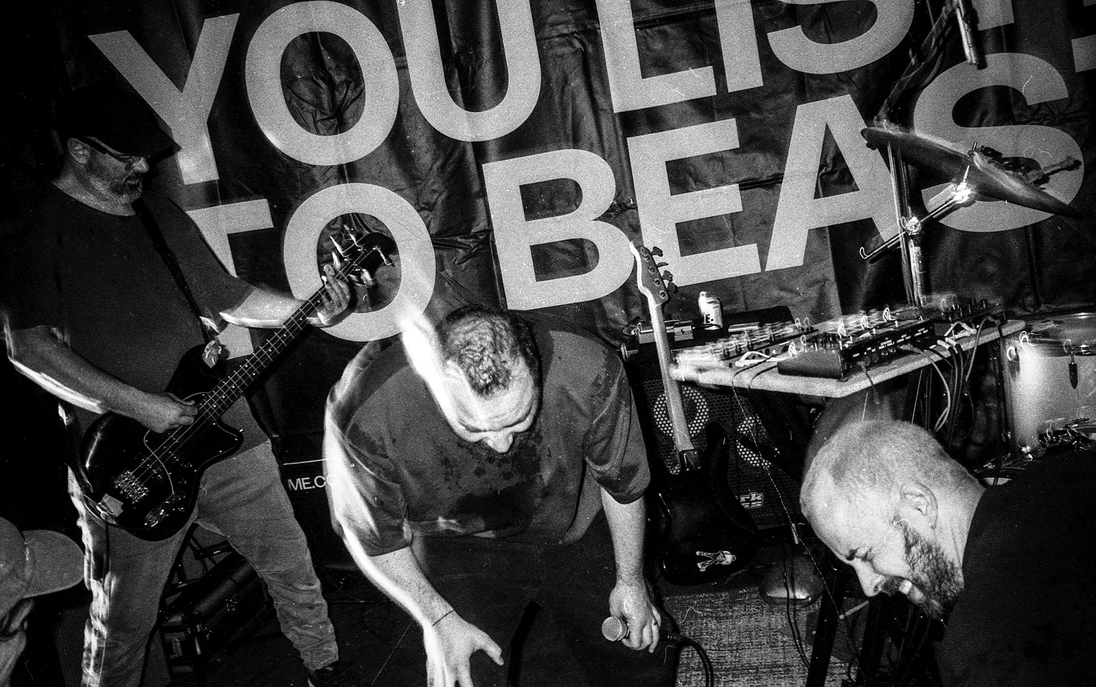 Le groupe BEASTS sur scene en noir et blanc