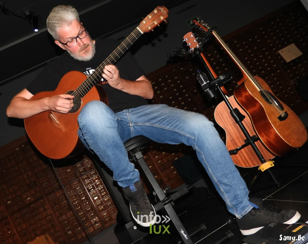 Antoine Goudeseune jouant de la guitare acoustique en t-shirt Cavern Club