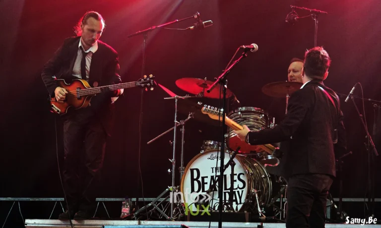 The Littles sur scene avec la batterie Beatles Day au Lotto Mons Expo