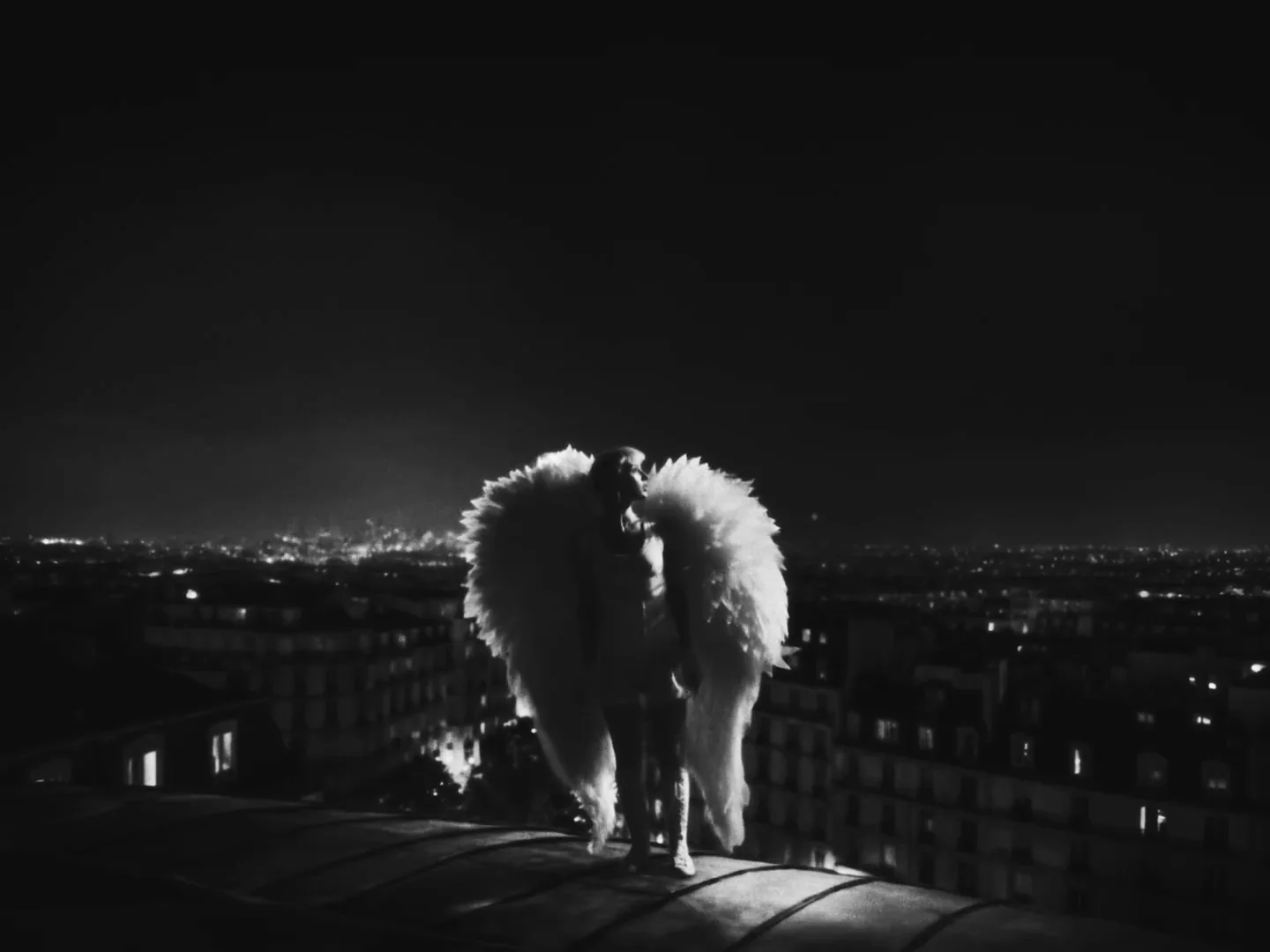 Figure ailée sur les toits de la ville dans le clip Les Dieux et les Rois