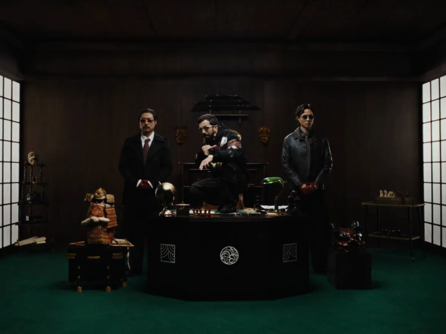 Le bureau vert et or du clip Les Dieux et les Rois