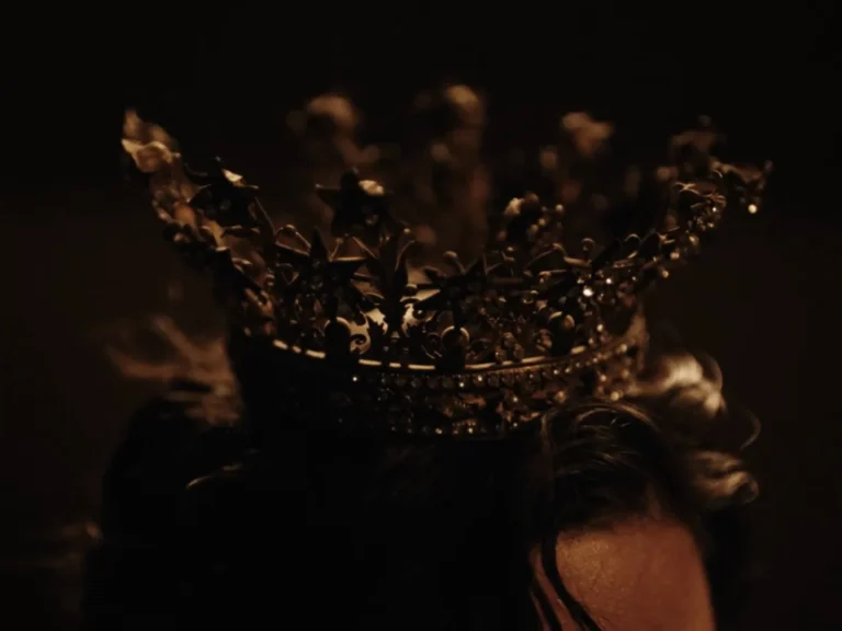 La couronne dorée portée par plusieurs mains, ouverture du clip Les Dieux et les Rois