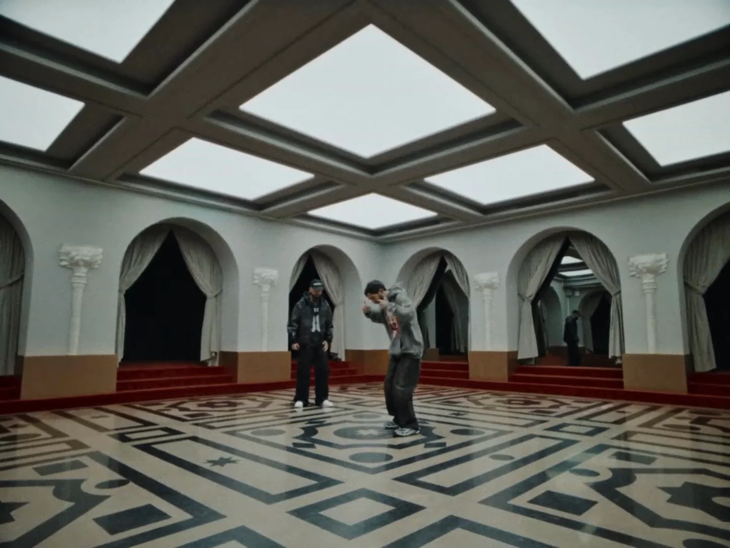Bigflo et Oli dans le grand hall au sol géométrique