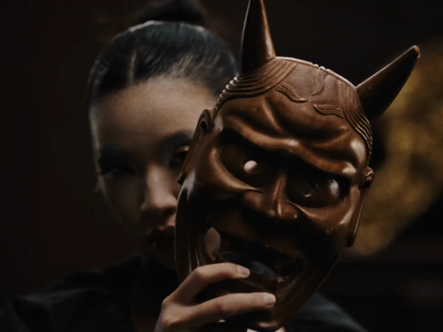 La femme masquée dans le clip Les Dieux et les Rois de Bigflo & Oli