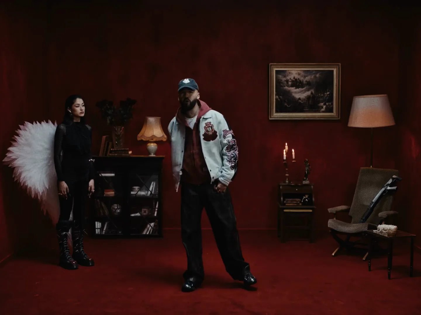 Le salon rouge et sa grande figure ailée dans le clip Les Dieux et les Rois
