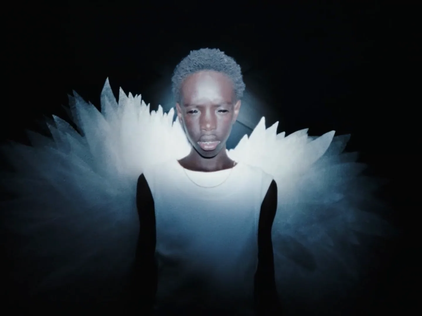 Visage d'une figure angélique dans le clip Les Dieux et les Rois