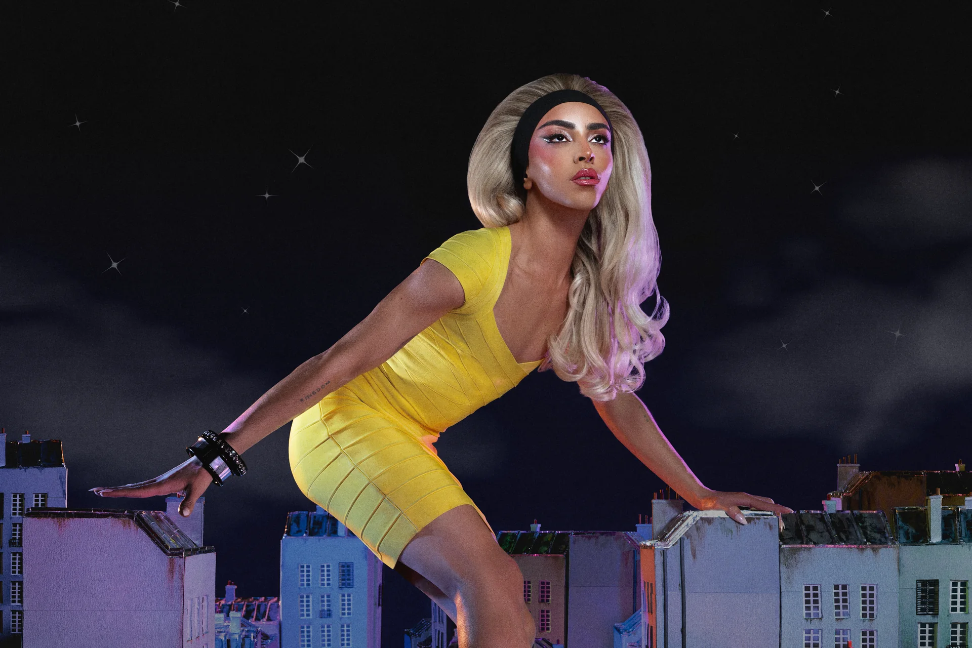 Bilal Hassani penche sur les toits parisiens, visuel du Bonsoir Tour