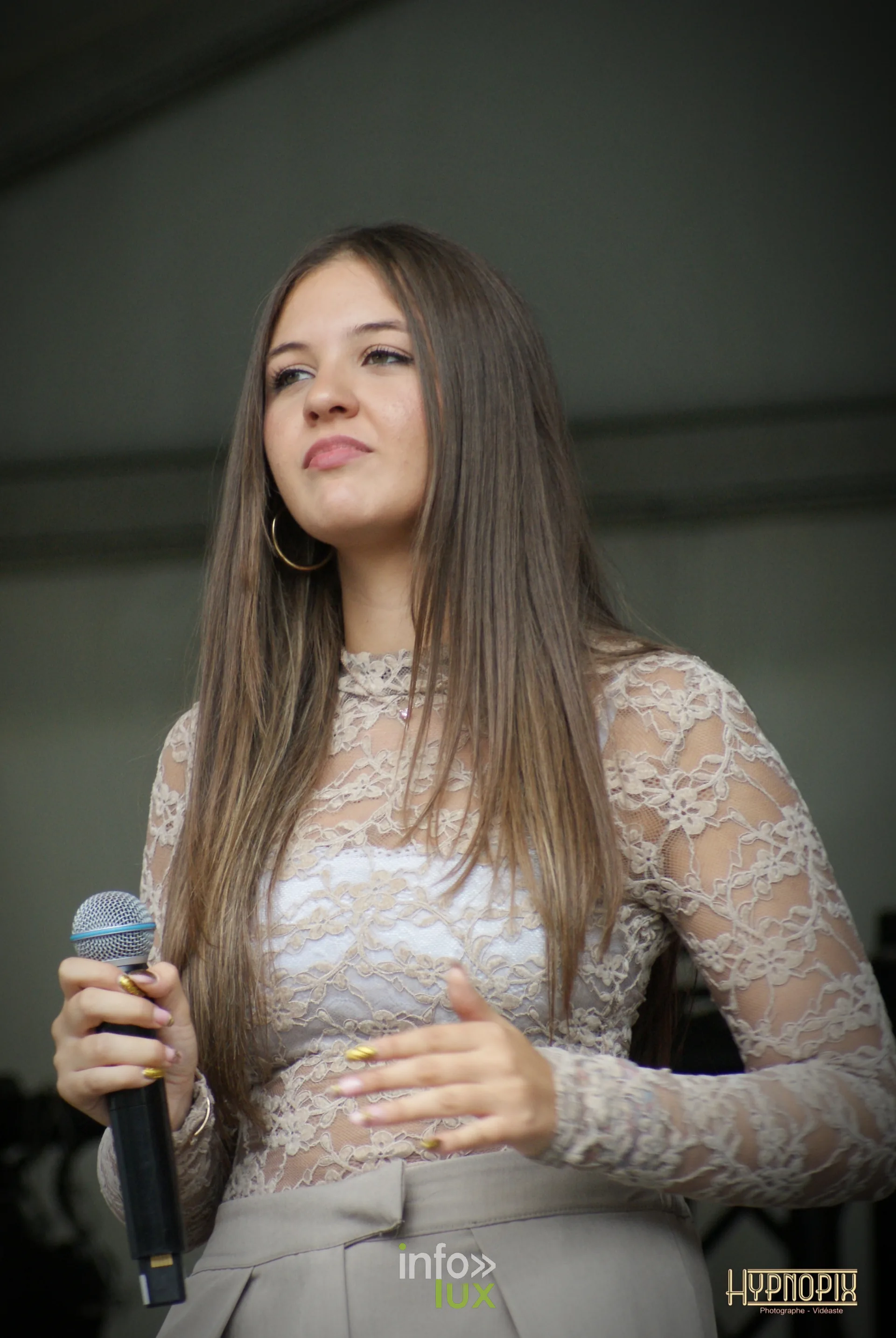 Jeune chanteuse sur la scène du parc du centre à la Braderie de Braine-l’Alleud, 5 septembre 2026