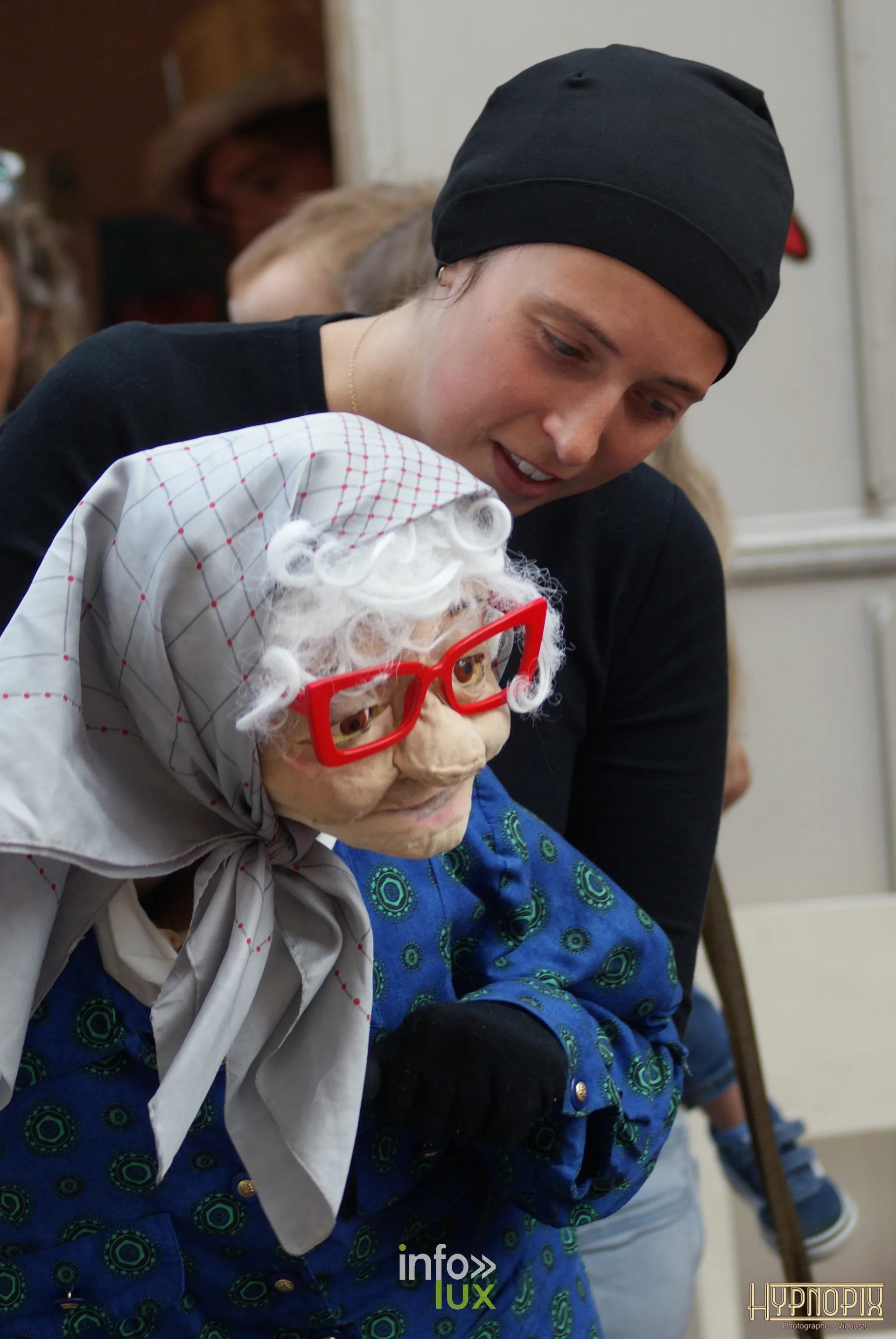 Comédienne manipulant une marionnette grandeur nature dans les rues de Braine-l’Alleud pendant la 80e Braderie