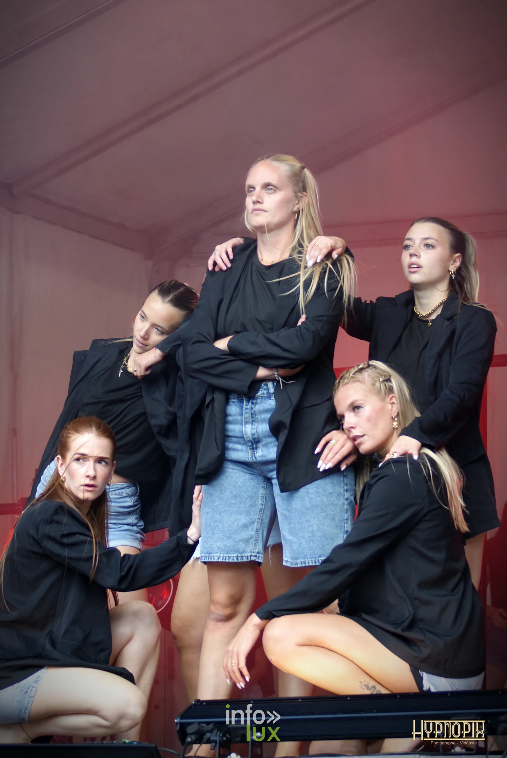 Groupe de danseuses posant en fin de prestation à la Braderie de Braine-l’Alleud 2026