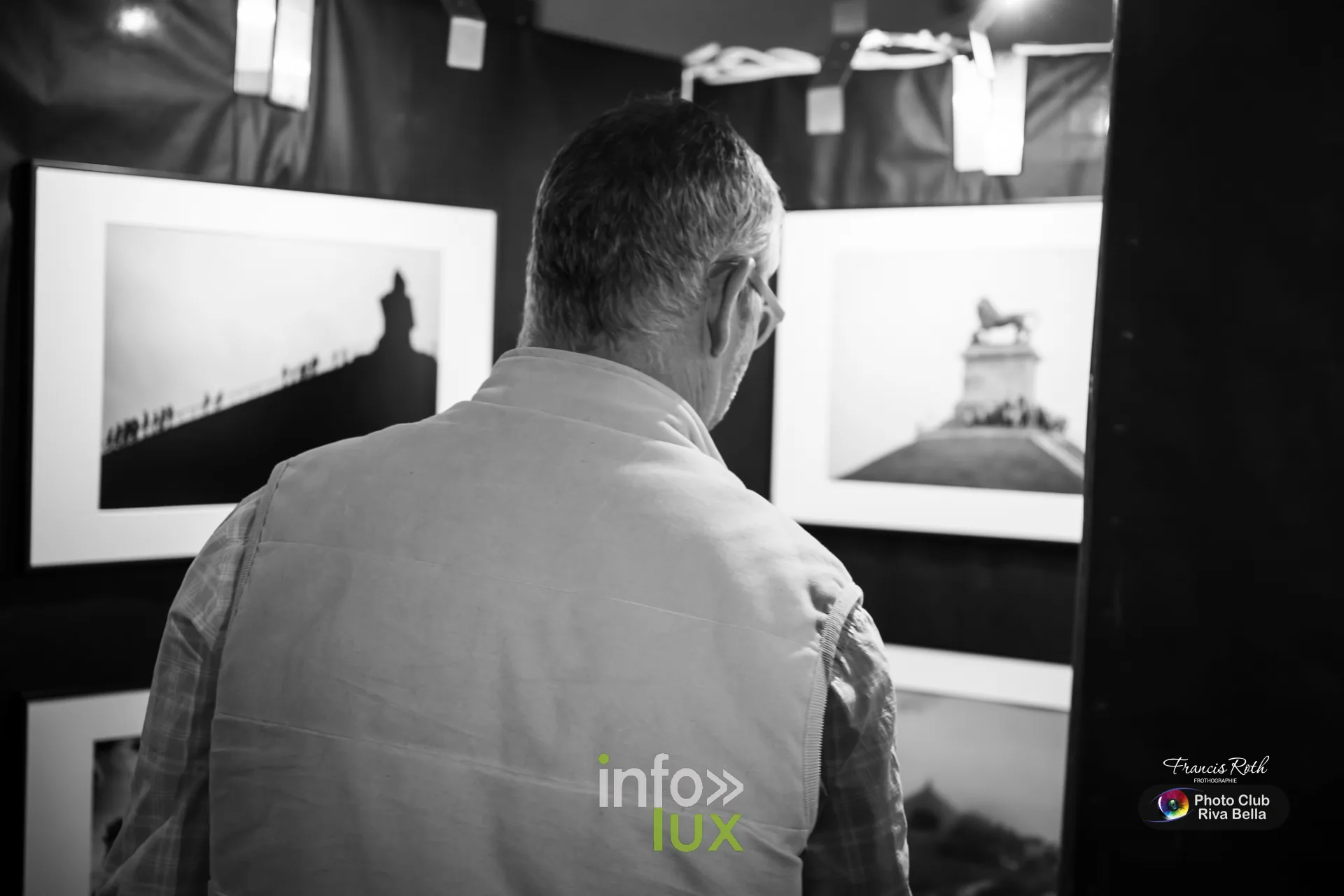 Visiteur devant les tirages noir et blanc de la Butte du Lion, exposition du Photo-Club Riva Bella au POP
