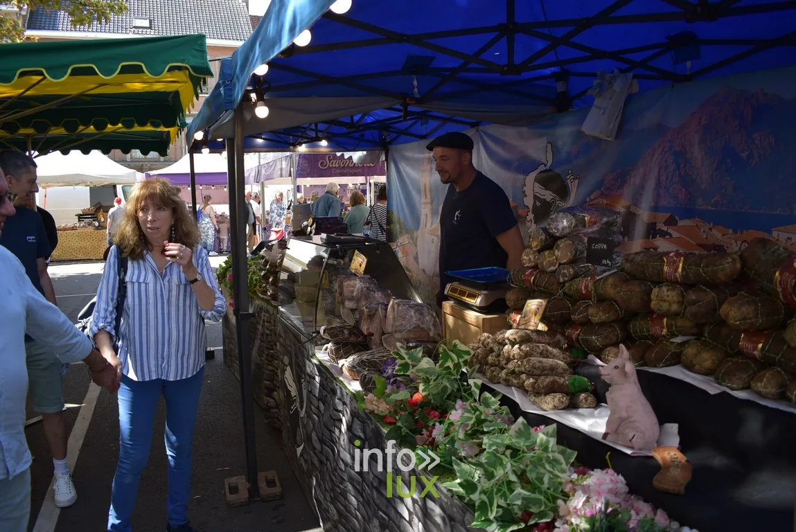 Un stand de produits artisanaux dans une rue de la braderie de Braine-l'Alleud