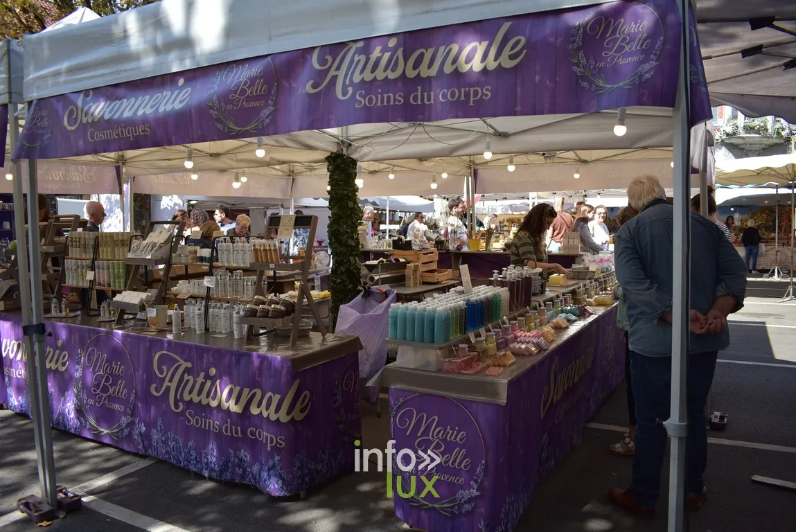 Le stand d'une savonnerie artisanale sous chapiteau violet