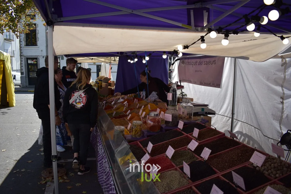 Étal de produits secs et d'épices sous un chapiteau de la braderie