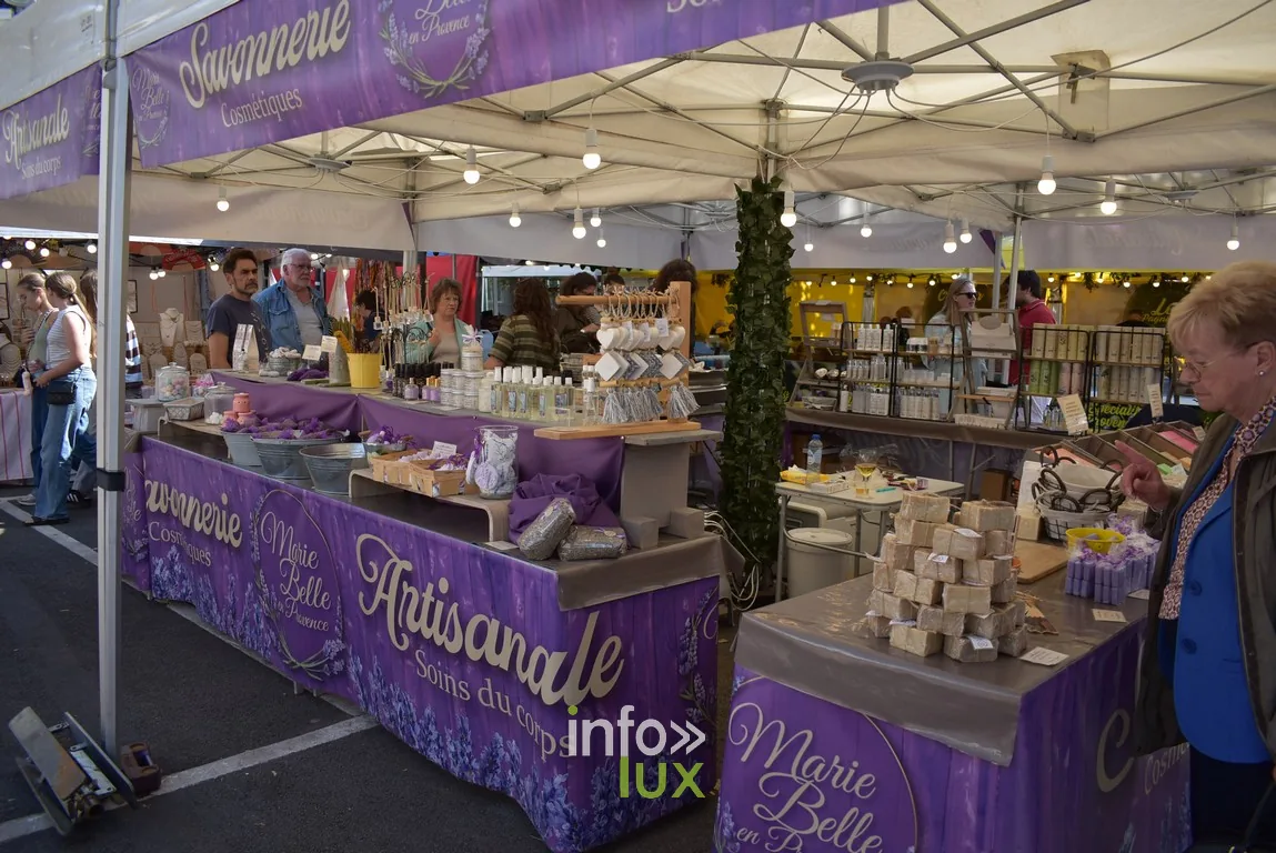 Stand de produits artisanaux et de bocaux sur la braderie