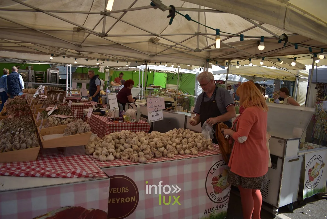 Étal de pommes de terre et de légumes sur un stand de la braderie
