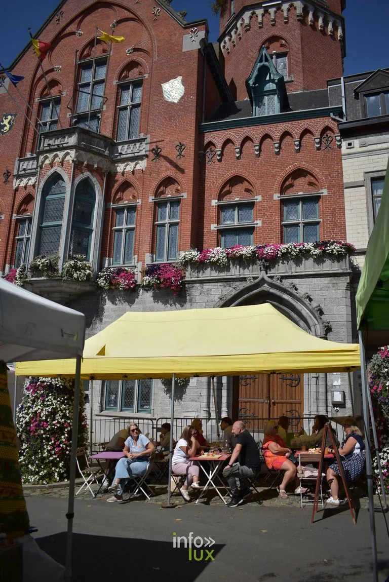 L'hôtel de ville de Braine-l'Alleud et une terrasse installée devant